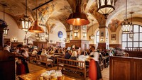 Hofbräuhaus di München sudah ada sejak 1589 dan menjadi ikon budaya Bavaria. Puluhan kelompok pelanggan bahkan punya meja pribadi di sini. Foto: Site Culinary/Visual