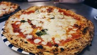 Dibuka tahun 1935, Pizzeria Gino Sorbillo di Naples dikenal berkat sang pemilik yang sukses membawa pizza ke level yang baru. Foto: Site Culinary/Visual