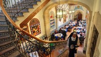 Café de Tacuba di Mexico City buka sejak 1912. Kafe ini masih mempertahankan resep klasik dan suasana artistik khas era kolonial. Foto: Site Culinary/Visual