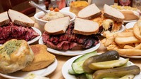 Katz’s Delicatessen di New York berdiri 1888, terkenal dengan pastrami dan nuansa klasik khas deli tua Amerika. Foto: Site Culinary/Visual