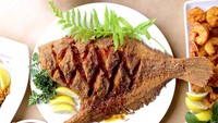 Sejak 1890, Hyman’s Seafood di Charleston menyajikan seafood segar dalam bangunan kayu bata berlantai tiga yang hangat dan autentik. Foto: Site Culinary/Visual