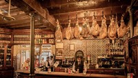 El Rinconcillo di Sevilla berdiri pada tahun 1670. Tempat ini merupakan bar tertua di kota itu yang menyajikan tapas dan hidangan Andalusia klasik. Foto: Site Culinary/Visual