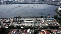 Dibangun oleh Kementerian Pekerjaan Umum dan Perumahan Rakyat (PUPR), sistem ini dirancang memiliki kapasitas pengolahan mencapai 240 ribu meter kubik per hari. Nantinya, fasilitas ini ditargetkan mampu melayani hingga 220 ribu rumah tangga di Jakarta. ANTARA FOTO/Sulthony Hasanuddin