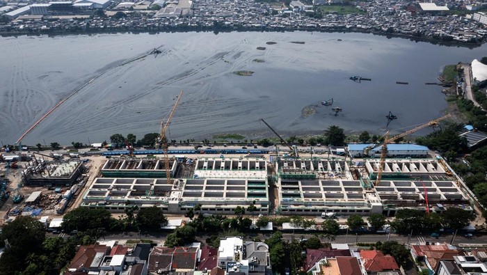 Foto udara proyek pembangunan Pengelolaan Air Limbah Domestik atau Jakarta Sewerage Development Project (JSDP) Zona 1 di kawasan Pluit, Jakarta, Kamis (12/6/2025). Kementerian Pekerjaan Umum membangun proyek strategis nasional (PSN) sistem pengelolaan limbah domestik berkapasitas IPAL 240 ribu meter kubik per hari yang ditargetkan mampu melayani 220 ribu rumah untuk meningkatkan kualitas lingkungan perairan serta akses sanitasi di DKI Jakarta. ANTARA FOTO/Sulthony Hasanuddin