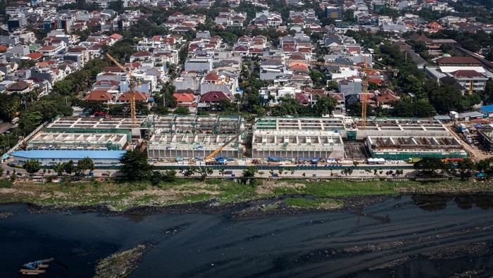 Foto udara proyek pembangunan Pengelolaan Air Limbah Domestik atau Jakarta Sewerage Development Project (JSDP) Zona 1 di kawasan Pluit, Jakarta, Kamis (12/6/2025). Kementerian Pekerjaan Umum membangun proyek strategis nasional (PSN) sistem pengelolaan limbah domestik berkapasitas IPAL 240 ribu meter kubik per hari yang ditargetkan mampu melayani 220 ribu rumah untuk meningkatkan kualitas lingkungan perairan serta akses sanitasi di DKI Jakarta. ANTARA FOTO/Sulthony Hasanuddin