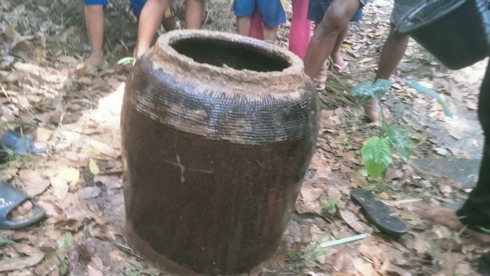 Penampakan guci dan kerangka manusia di Bangka Barat.