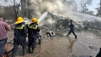 Ia mengatakan polisi, petugas pemadam kebakaran, dan pekerja sipil lainnya tiba di lokasi kejadian dalam hitungan menit usai pesawat jatuh. Operasi penyelamatan masih berlangsung. Foto: REUTERS/Amit Dave
