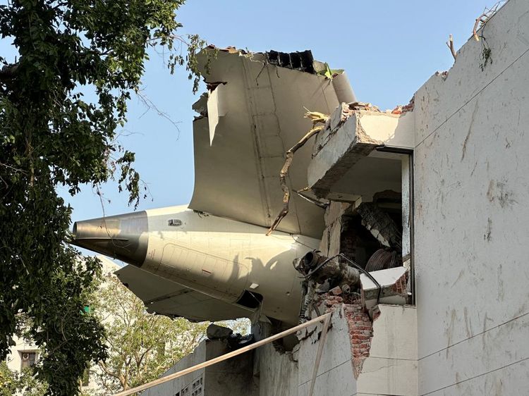 Penampakan Pesawat Air India yang Jatuh di Permukiman