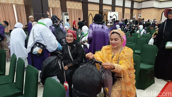 Penampilan glamor jemaah haji saat tiba di Asrama Haji Sudiang Makassar sepulang dari tanah suci.