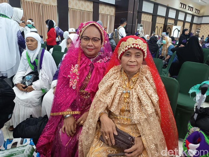 Penampilan glamor jemaah haji saat tiba di Asrama Haji Sudiang Makassar sepulang dari tanah suci.