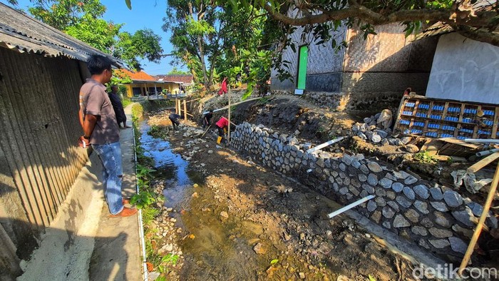 Pengerukan sungai penyebab banjir di Palabuhanratu Sukabumi.
