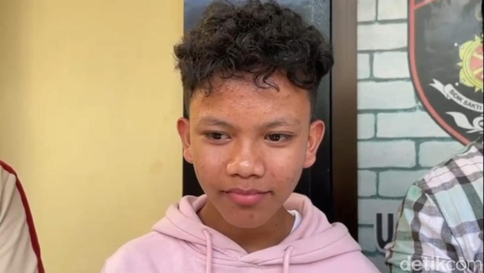 Penyanyi cilik Farrel Prayoga saat mengunjungi ayahnya di Polresta Banyuwangi.