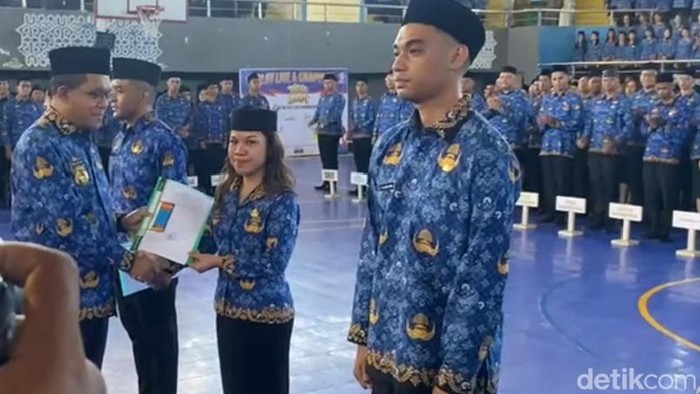 Gubernur NTT, Emanuel Melkiades Laka Lena saat menyerahkan SK CPNS kepada perwakilan dari 1.380 CPNS lingkup Pemprov NTT, di GOR Oepoi Kupang, Kamis (12/6/2025).