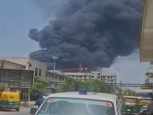 Pesawat Air India Jatuh, Warga Berlarian ke TKP Bantu Evakuasi