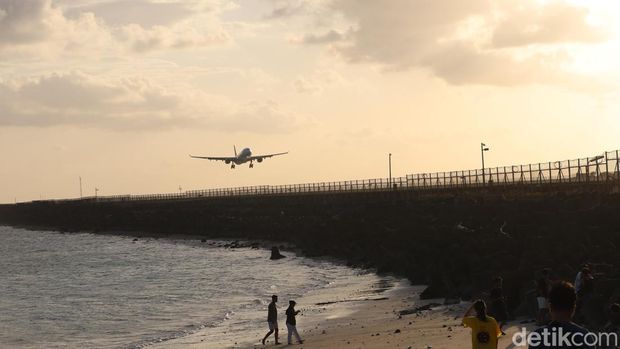 Pesawat mendarat di landasan pacu Bandara Internasional I Gusti Ngurah Rai dekat Pantai Kelan, Selasa (10/6/2025). Pesawat mendarat di landasan pacu Bandara Internasional I Gusti Ngurah Rai dekat Pantai Kelan, Selasa (10/6/2025).