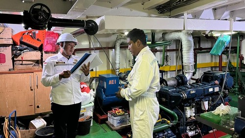 Petugas KSOP Labuan Bajo melakukan uji kelaiklautan (ramp check) salah satu kapal feri milik PT ASDP di pelabuhan ASDP Labuan Bajo, Kamis (12/6/2025).