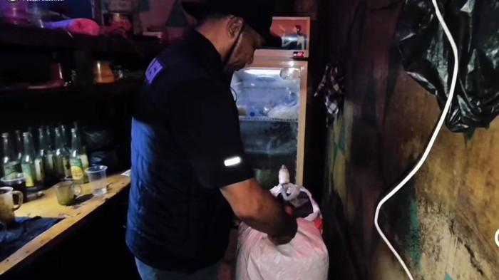 Polisi gerebek warung jual miras ilegal di Cileungsi Bogor (dok.istimewa)