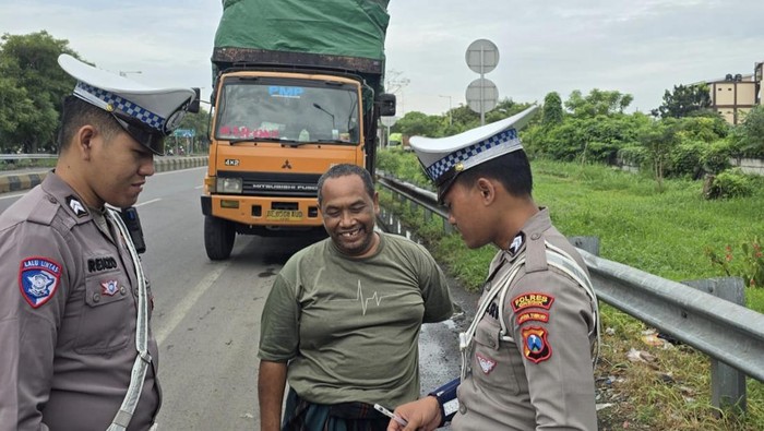 Polisi Gresik saat menggelar operasi semeru