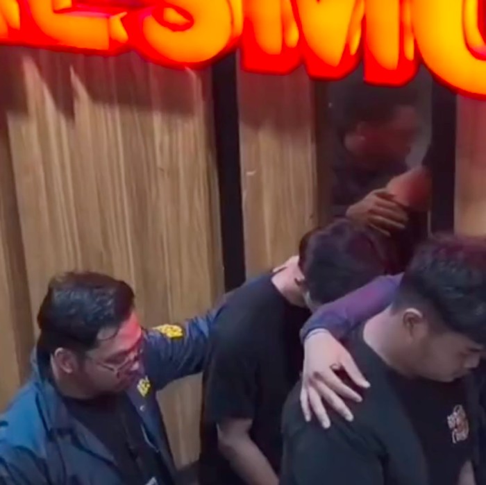 Polisi menangkap 2 pria diduga muncikari di Kabupaten Bogor. Para pelaku mempekerjakan anak di bawah umur untuk menjadi host siaran langsung (live streaming). (dok IG @resmob_pmj)