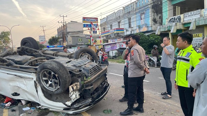 Polisi saat melakukan evakuasi Pajero putih kecelakaan tunggal.