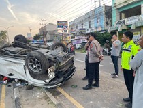 Pajero Putih Rusak Berat Usai Hantam Pembatas Jalan di Palembang