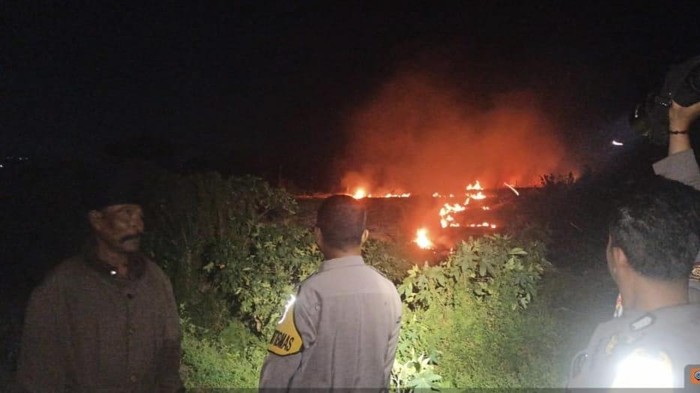 Petugas Polres Probolinggo di lokasi kebakaran setelah menerima laporan Call Center 110
