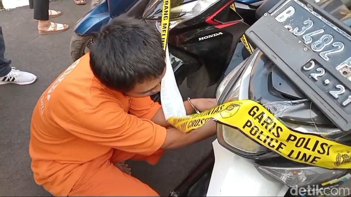 Polresta Bogor Kota membekuk 3 pelaku curanmor yang sudah 48 kali beraksi sejak 2007. Salah satu pelaku bisa mencuri motor tanpa menggunakan kunci letter T. (M Sholihin/detikcom)