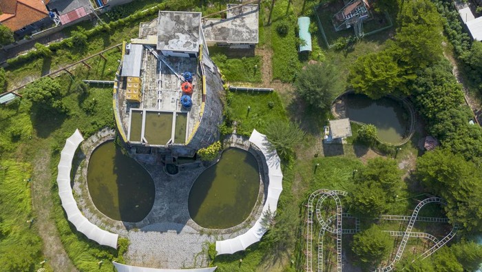 Potret dari Udara Aset Pemda Rp 200 M Terbengkalai Foto udara sarana wisata waterboom di komplek wisata Bojongsari, Indramayu, Jawa Barat, Kemis (12/6/2025). Aset pemerintah daerah terdiri dari tiga sarana wisata di komplek wisata Bojongsari yang dibangun menggunakan dana APBD senilai Rp200 miliar itu sudah tidak beroperasi dan dibiarkan terbengkalai sejak tahun 2020 lalu. ANTARA FOTO/Dedhez Anggara