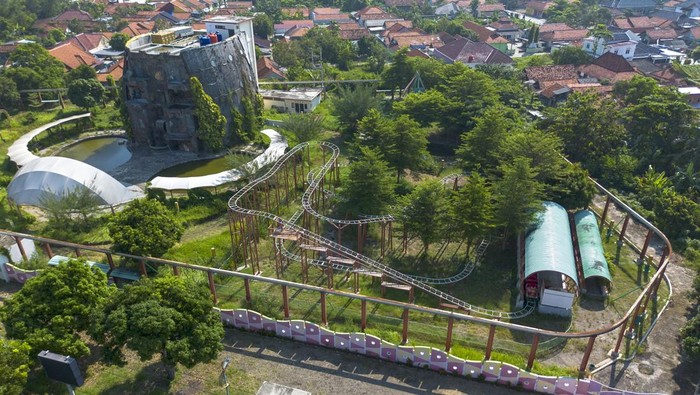 Foto udara sarana wisata waterboom di komplek wisata Bojongsari, Indramayu, Jawa Barat, Kemis (12/6/2025). Aset pemerintah daerah terdiri dari tiga sarana wisata di komplek wisata Bojongsari yang dibangun menggunakan dana APBD senilai Rp200 miliar itu sudah tidak beroperasi dan dibiarkan terbengkalai sejak tahun 2020 lalu. ANTARA FOTO/Dedhez Anggara