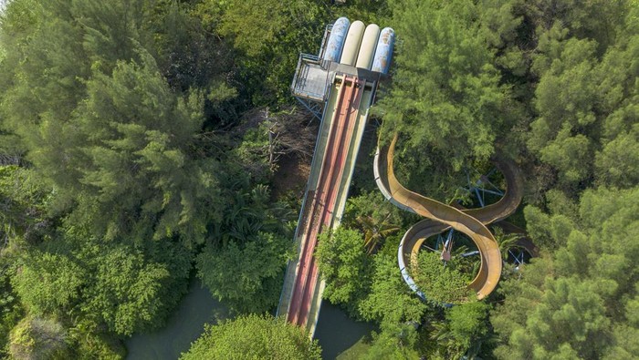 Potret dari Udara Aset Pemda Rp 200 M Terbengkalai Foto udara sarana wisata waterboom di komplek wisata Bojongsari, Indramayu, Jawa Barat, Kemis (12/6/2025). Aset pemerintah daerah terdiri dari tiga sarana wisata di komplek wisata Bojongsari yang dibangun menggunakan dana APBD senilai Rp200 miliar itu sudah tidak beroperasi dan dibiarkan terbengkalai sejak tahun 2020 lalu. ANTARA FOTO/Dedhez Anggara
