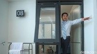 Di sisi lain, Menteri PKP Maruarar Sirait menyebut desain rumah berukuran minimalis terhalang karena ada peraturan pemerintah tentang luas efektif rumah, yakni sebesar 54 meter persegi. Kalau itu gak berhasil, walaupun teman-teman mungkin setuju ini masuk ke rumah subsidi, ya komersilnya tetap jalan aja, kata Ara di Lobby Nobu Bank, Jl. Jenderal Sudirman, Karet, Semanggi, Kecamatan Setiabudi, Jakarta Selatan, Kamis (12/6/2025). Foto: Rifkianto Nugroho