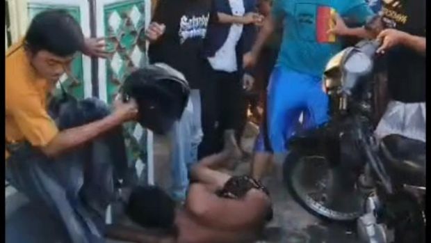 Pria diduga maling yang dihajar warga usai terdengar teriakan maling dari speaker masjid.