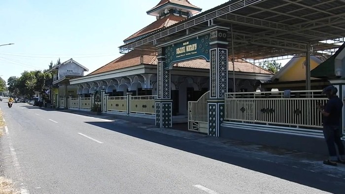 Pria diduga maling yang dihajar warga usai terdengar teriakan maling dari speaker masjid.
