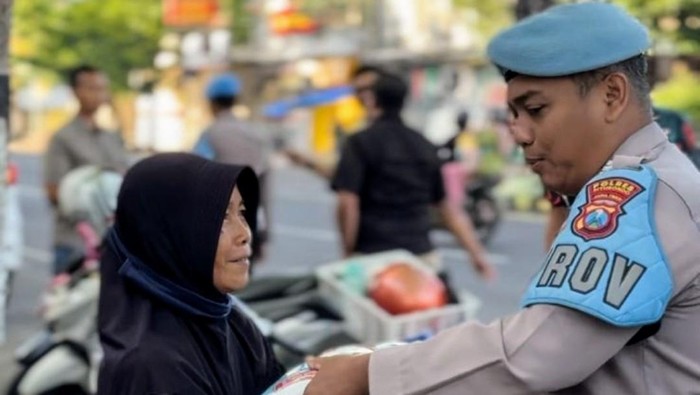 Propam Polres Situbondo bagikan bansos ke pekerja jalanan sambut Hari Bhayangkara ke-79.