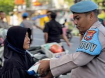 Berbagi Bansos Cara Propam Polres Situbondo Sambut Hari Bhayangkara ke-79