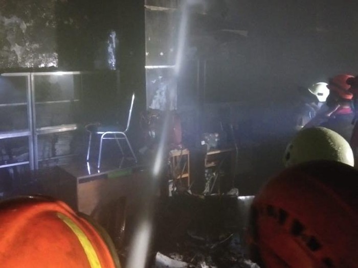 Proses pemadaman kebakaran di Kantor Dikdasmen Balai Muhammadiyah Solo, Rabu (11/6/2025) malam.
