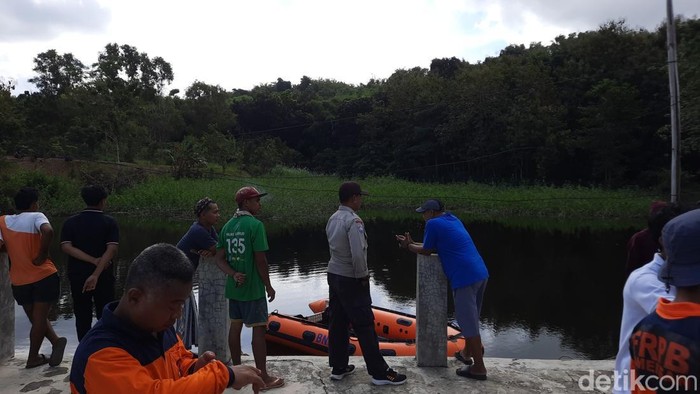 Proses pencarian anak tenggelam di Pamekasan