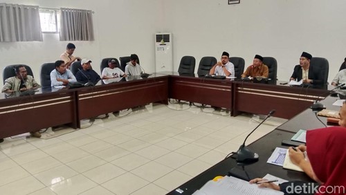 Puluhan nelayan asal Dusun Montong Buwuh, Desa Meninting, Kecamatan Batu Layar, saat hearing ke DPRD Lombok Barat, Kamis (12/6/2025). (Foto: M Zahiruddin/detikBali)