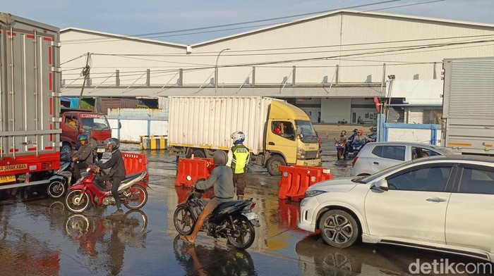 Petugas mengatur lalu lintas di jalan Pantura Sayung, Demak.