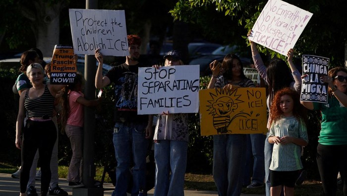 Ratusan demonstran turun ke Firestone Boulevard, Downey, protes kehadiran agen ICE di hotel setempat. Mereka menolak razia imigrasi yang dinilai menekan warga migran..