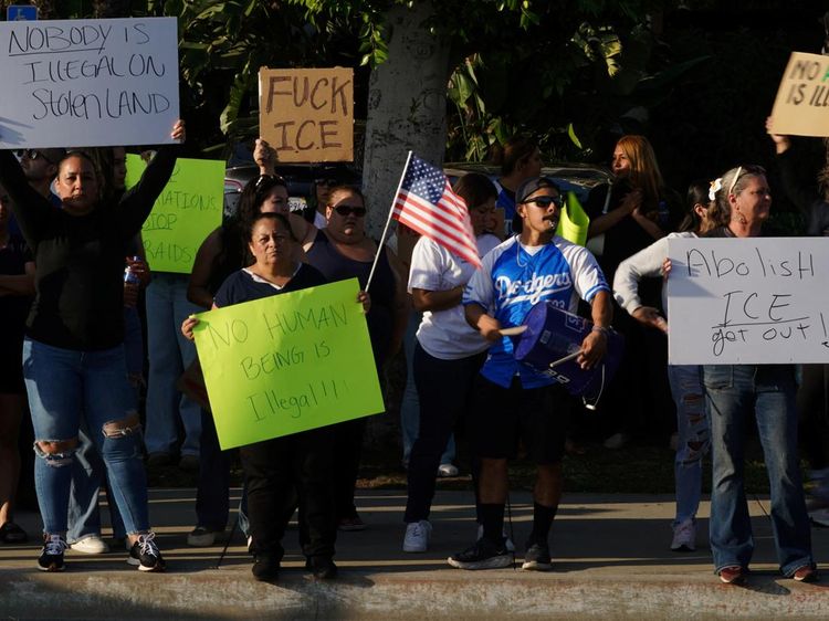 Massa Los Angeles Kepung Tempat Nginap Agen Imigrasi, Ada Apa?