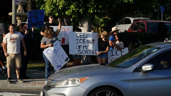 Ratusan Massa Los Angeles Kepung Hotel Tempat Meningap Agen Imigrasi Ratusan demonstran turun ke Firestone Boulevard, Downey, protes kehadiran agen ICE di hotel setempat. Mereka menolak razia imigrasi yang dinilai menekan warga migran..