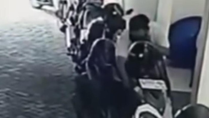 Rekaman CCTV pencurian motor sopir ambulans di Puskesmas Gunung Anyar, Surabaya.