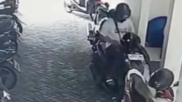 Rekaman CCTV pencurian motor sopir ambulans di Puskesmas Gunung Anyar, Surabaya.