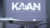 Jet tempur KAAN, sebelumnya dikenal sebagai TF-X, dikembangkan oleh Turkish Aerospace Industries (TAI) dengan dukungan teknis dari BAE Systems Inggris dan suplai mesin dari General Electric. Pesawat ini dirancang sebagai pengganti armada F-16 yang menua, sekaligus simbol kemandirian pertahanan Turki. (Rasid Necati Aslim/Anadolu via Getty Images)