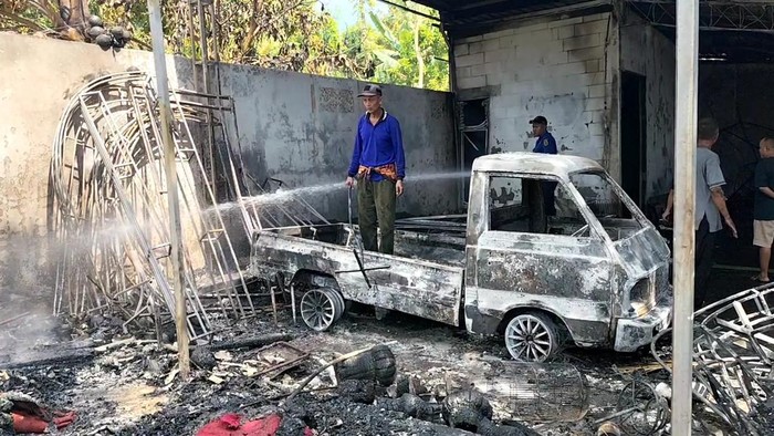 Rumah dan gudang dekorasi acara hajatan di Desa Bremi Kecamatan Gembong ludes terbakar, Kamis (12/6/2025).