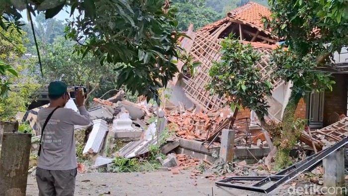 Rumah rusak akibat tanah bergerak di Desa Pasirmunjul, Kecamatan Sukatani, Purwakarta.