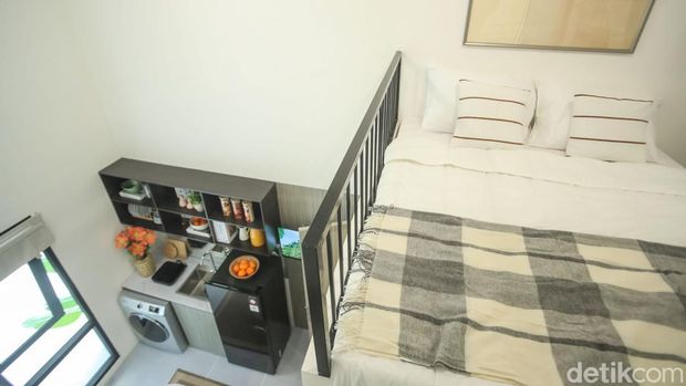 Pengunjung melihat rumah minimalis di Jakarta, Kamis (12/6/2025).