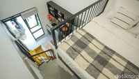 Perbedaan utama rumah tipe dua kamar ini adalah kamar kedua ada di lantai dua berupa lantai mezzanine. Kamar kedua itu pun dilengkapi kamar mandi. Foto: Rifkianto Nugroho