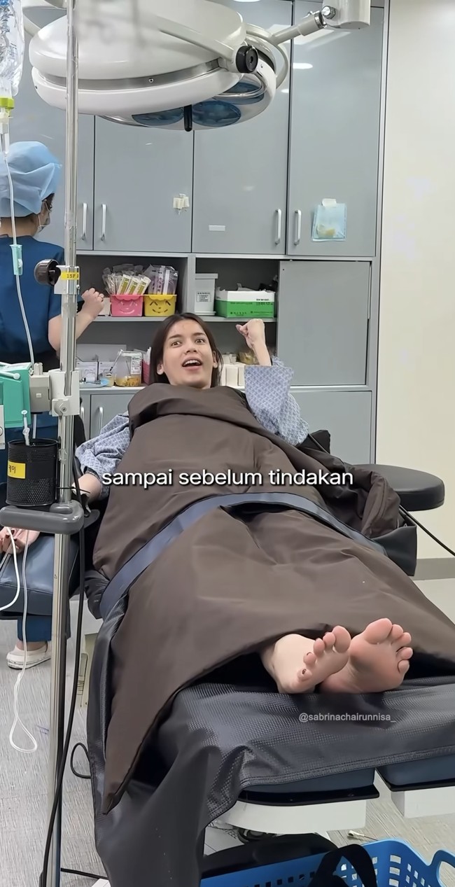 Melalui akun Instagram pribadinya Sabrina Chairunnisa membagikan pengalamannya saat menjalani prosedur kecantikan fat graft di Korea. Fat graft sendiri merupakan prosedur bedah di mana lemak di salah satu bagian tubuh diambil untuk dipindahkan ke bagian tubuh lainnya. Foto: Instagram/@sabrinachairunnisa_